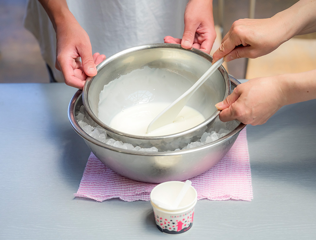 アイスクリームのお洋服 オーダーページ アイスクリーム キャラクター 吊り下げ旗(63069) - 販促用品通販の